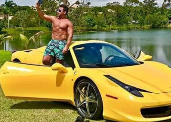 Eduardo Costa reclama de fazer sexo em sua Ferrari amarela
