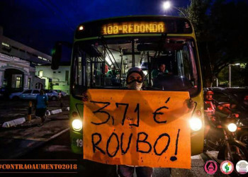 Estudantes protestam contra aumento da tarifa de ônibus