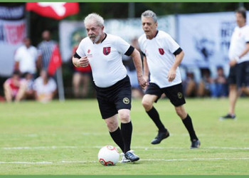 Lula marca de pênalti, tira camisa, é expulso, mas volta ao jogo
