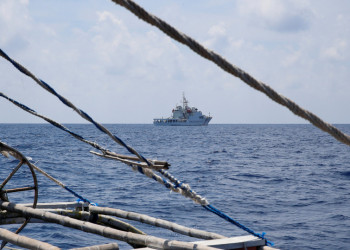 Navio com 251 pessoas a bordo naufraga na costa leste das Filipinas