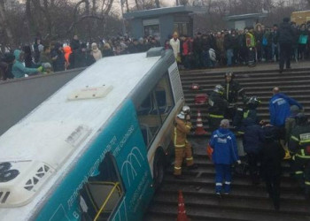 Ônibus invade calçada, atropela e mata cinco pessoas em Moscou