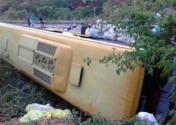 Ônibus de turismo com 30 passageiros tomba na BR 135
