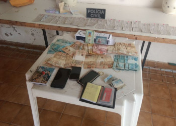 Ex-policiais presos tinham R$ 1 milhão em cheques e dinheiro