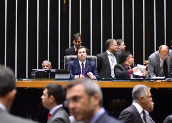Após protestos, Rodrigo Maia é reeleito à presidência da Câmara