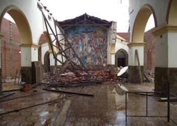 Chuva derruba teto  de Igreja Matriz em Esperantina