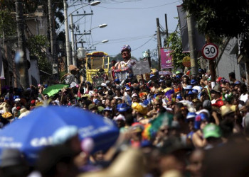 Crise obriga cidades brasileiras a cancelar carnaval