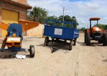 SDR entrega kit com trator a agricultores de Buriti dos Lopes