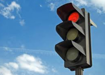 Prefeitura muda localização de semáforo na zona Leste