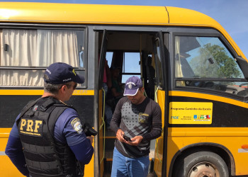 Ônibus escolar é apreendido transportando passageiros irregulares em Picos