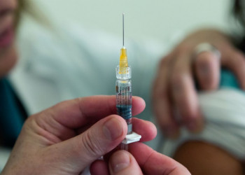 Vacinação contra sarampo começa nesta segunda (18) para jovens de 20 a 29 anos
