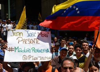 Maduro é vaiado e atacado com objetos após desfile militar na Venezuela