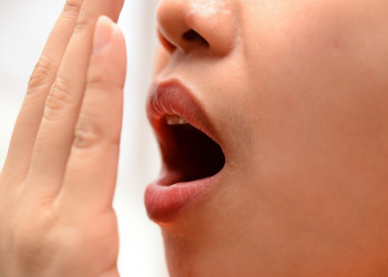 Confira 5 fatores que podem deixar você com mau hálito