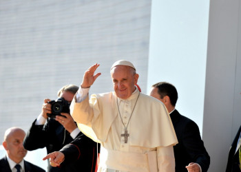 Papa chega ao Egito para defender reconciliação entre religiões