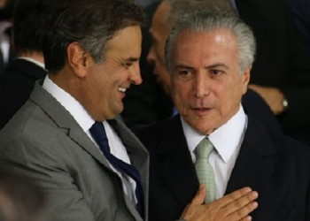 Aécio garante que PSDB fica no governo mesmo se perder ministérios