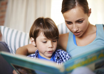 Ler livros a bebês é mais benéfico do que se imagina, aponta estudo