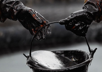 Petróleo cai com ceticismo em relação a cortes da Opep