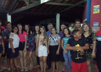 Prefeito de Jatobá do Piauí comemora seu aniversário em praça com família e povo