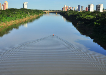 Técnicos analisam a contaminação do rio Poti por metais