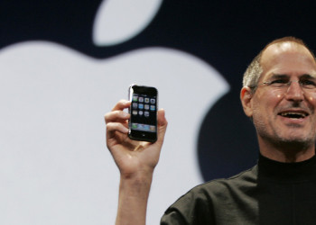 Há 10 anos, Steve Jobs apresentava o iPhone ao mundo