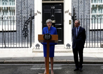 May confirma negociações para início do Brexit 'nas próximas semanas'
