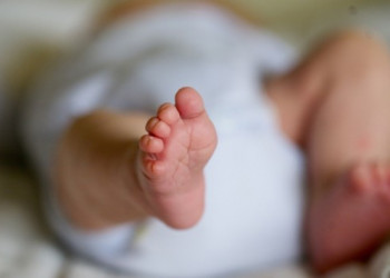 Bebê de 6 meses morre após ser espancado pela mãe de 15 anos