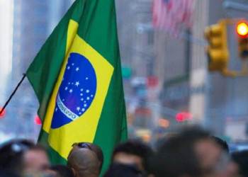Imigrantes brasileiros nos EUA ganham mais do que americanos