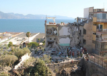 Já chega a 8 o número de mortos em desabamento de prédio em Nápoles