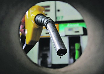 Com alta do dólar, preço do diesel sobe até 14,4% nesta sexta