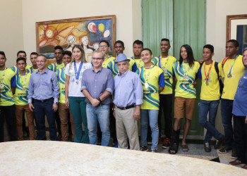 Prefeito recebe equipe tetracampeã brasileira de handbol dos Jogos Escolares 2017