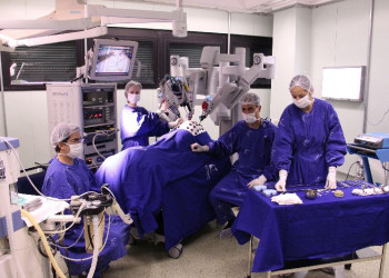 Uso de robôs em cirurgias reduz danos e aumenta precisão