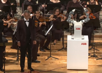 Robô rege orquestra em concerto com Andrea Bocelli