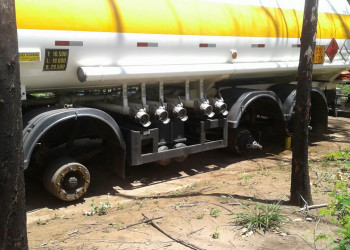 Criminosos amarram motorista de caminhão tanque e roubam todos os pneus