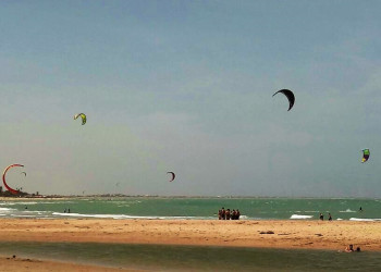 Marinha emite alerta para ondas de até 2,5 metros no litoral do Piauí