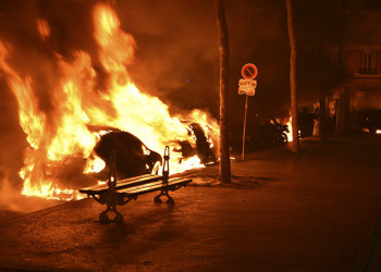 Réveillon: Mais de mil automóveis são queimados na França