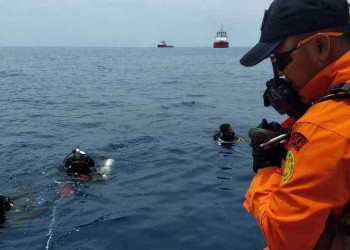 Indonésia: Restos mortais de passageiros são encontrados no mar