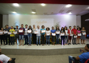 Alunos vencedores do concurso de redação ganham notebooks e tablets