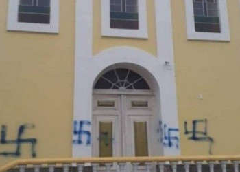 Igreja amanhece pichada com suásticas nazistas