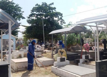 Cemitério São José recebe limpeza para Dia de Finados