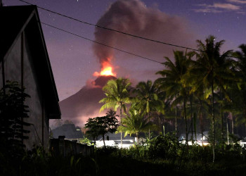 Após terremoto e tsunami, Vulcão entra em erupção na Indonésia