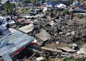 Equipes buscam dezenas de pessoas presas sob escombros na Indonésia