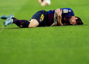 Messi cai feio e preocupa o Barcelona em semana decisiva