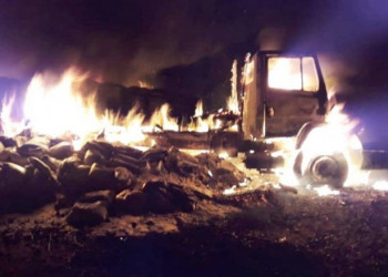 Caminhão pega fogo entre os municípios de Barras e Cabeceiras
