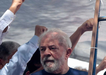 Juízes avaliam prisão domiciliar para Lula após aparição
