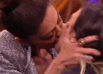Ju Paes dá beijão de língua em Tatá Werneck: 'Não dou beijo técnico'