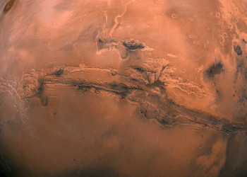 Marte teve lagos que transbordaram e formaram desfiladeiros
