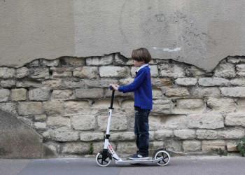 Polícia de Veneza multa criança de 4 anos por usar patinete