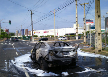 Carro de luxo fica destruído após pegar fogo na Raul Lopes