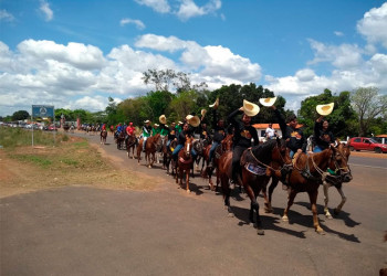 Cavalgada reúne comitivas na abertura da Expoapi neste domingo