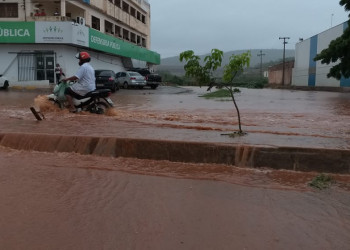 Chuva deixa 80% do município de Picos alagado