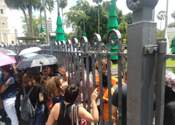 Estudantes da Uespi fazem protesto em frente ao Palácio de Kanark